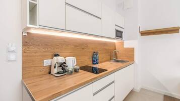 Kühlschrank, Mikrowelle, Herdplatte, Geschirrspüler