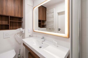 Shower, hair dryer, shampoo - Modern Apartment with Balcony | Close to the Beach and Parking (Miedzyzdroje)