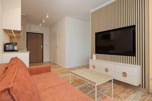 TV - Modern Apartment | Balcony, Parking, Close to the Beach (Międzyzdroje)