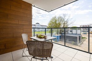 Outdoor dining - Modern Apartment | Balcony, Parking, Close to the Beach (Międzyzdroje)