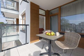 Outdoor dining - Modern Apartment | Balcony, Parking, Close to the Beach (Międzyzdroje)