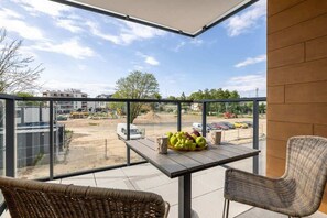 Outdoor dining - Modern Apartment | Balcony, Parking, Close to the Beach (Międzyzdroje)
