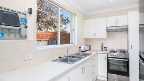 Fridge, microwave, oven, stovetop - Sandcastles 11-23 Robinson St (Anna Bay)