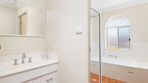 Shower, hair dryer - Sandcastles 11-23 Robinson St (Anna Bay)
