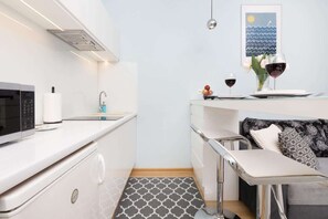 Fridge, microwave, stovetop, dishwasher