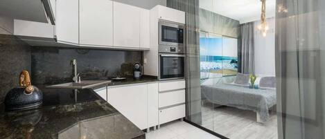 Réfrigérateur, four à micro-ondes, un four, surface de cuisson