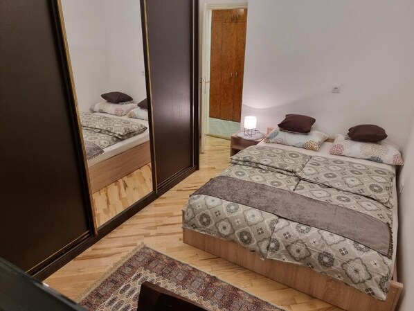 2 bedrooms, desk, iron/ironing board, free WiFi - Big Downtown 2 Bedroom Apartment across National Theater (Beograd)