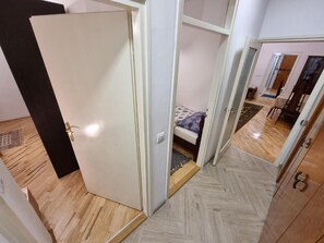 2 habitaciones, escritorio, tabla de planchar con plancha y wifi gratis 