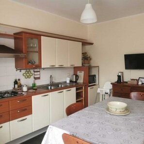 Kühlschrank, Mikrowelle, Herdplatte, Wasserkocher mit Kaffee-/Teezubehör