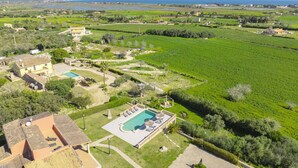 A large property with multiple buildings, a swimming pool, and expansive green fields. - Villa Las Comas de Dalt (Alcúdia)