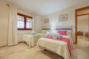 4 Schlafzimmer, Bügeleisen/Bügelbrett, kostenloses WLAN, Bettwäsche