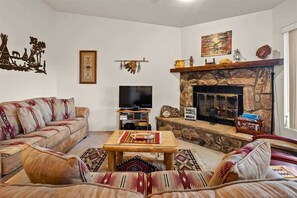 TV, fireplace, DVD player - $69 certain nights, 2 weeks=> -15%, 1 month=> -25% (Sedona)
