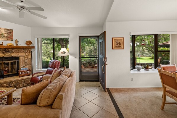 TV, DVD player - $69/Night, Certain Nights! 15% Off For 2 Weeks, 25% Off For 1 Month! Canyon Mesa (Sedona)