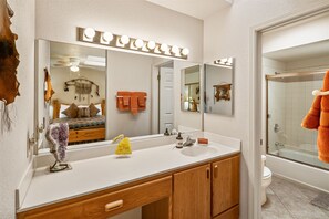 Een douche, een haardroger, handdoeken