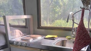 Fridge, microwave, stovetop, highchair - Agundaborg Lake hut with a view (Agunnaryd)