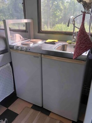 雪櫃、微波爐、爐具、高腳椅