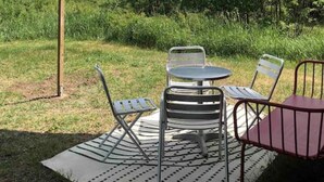 Outdoor dining - Agundaborg Lake hut with a view (Agunnaryd)
