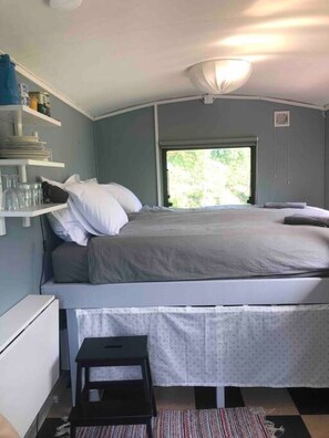 1 chambre, lit de bébé portatif, literie fournie