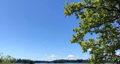 Agundaborg Lake hut with a view