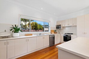 Frigorífico, microondas, horno y lavavajillas