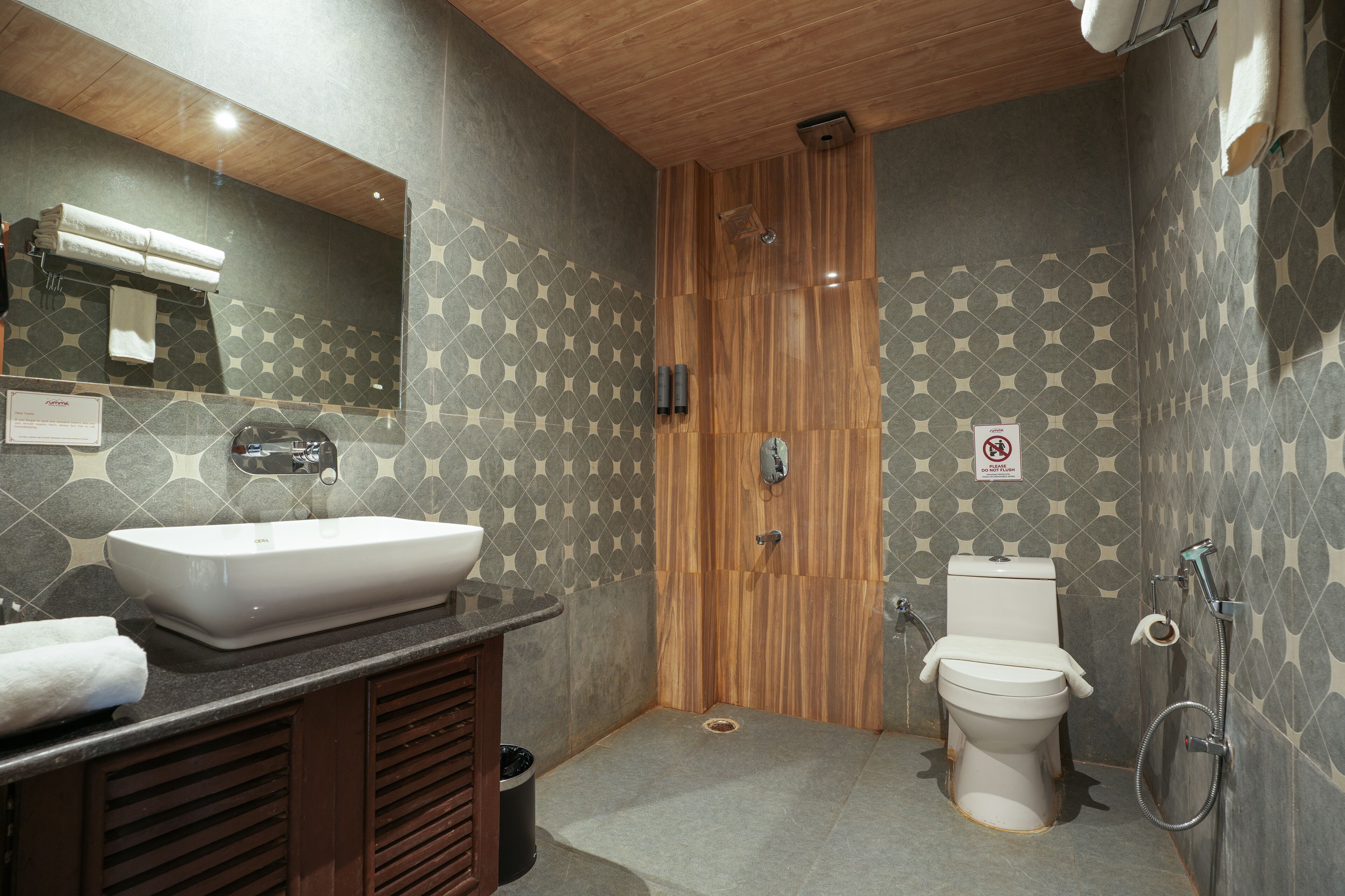 Une salle de bain moderne avec un grand lavabo, des toilettes et une douche.