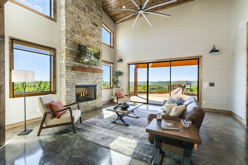 New Epic Mountain Top Cabin/Stargazer's Dream/Families or Weddings/Hot Tub