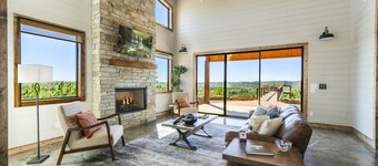 New Epic Mountain Top Cabin/Stargazer's Dream/Families or Weddings/Hot Tub