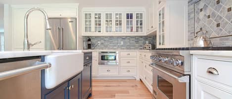 Micro-ondes, plaque de cuisson, lave-vaisselle, cafetière/bouilloire