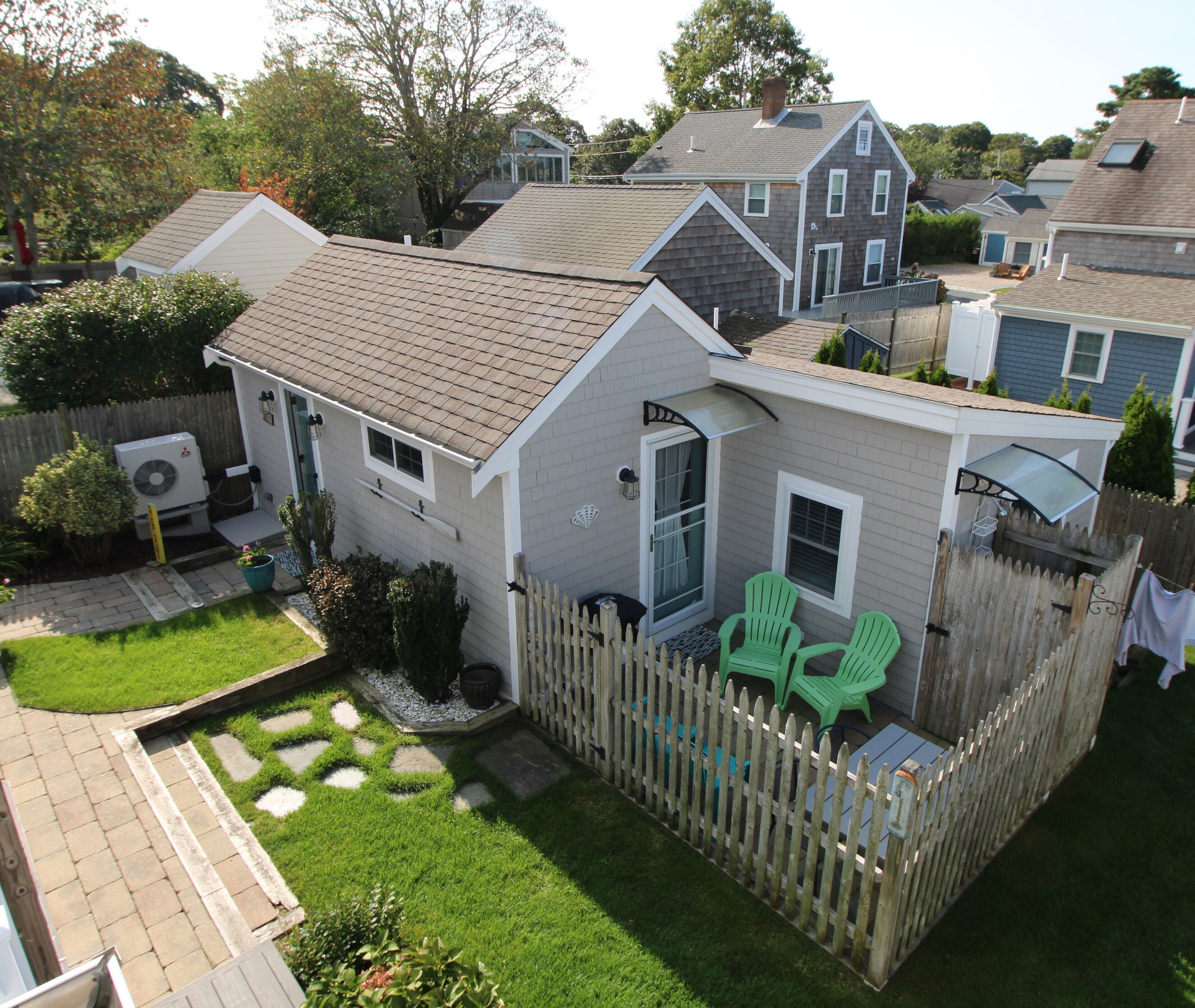 Cozy Updated Cottage Close to Beach (2322)