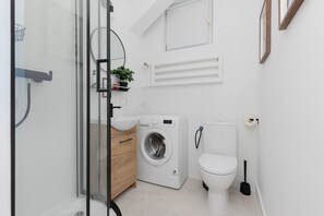 Shower, towels - Spacious Studio Rajska by Renters (Lodz)