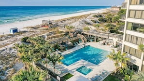 Un resort con piscina, acceso a la playa y vistas al océano.