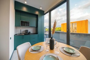 Penthouse, 2 habitaciones, Terraza (Suite with Kitchen) | Área de sala de estar | Smart TV de 49 cm con canales digitales y Netflix 