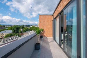 Penthouse Studio Suite with Kitchen | Terrace/patio - Qstay Gratus Tbilisi (Tbilisi)