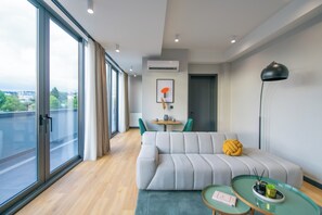 Penthouse One-bedroom Terrace Suite with Kitchen | Living area