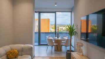 頂層客房, 2 間臥室, 露台 (Suite with Kitchen) | 49 厘米智能電視連數碼電視頻道、Netflix、串流服務