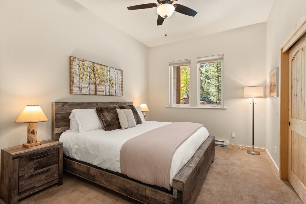 Marble Riverfront Retreat 5 Bed Mountain View Escape with Patio and