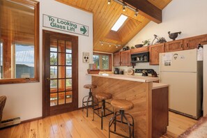 Fridge, microwave, oven, stovetop - 3 bedroom with private hot tub, walk to downtown (Winter Park)