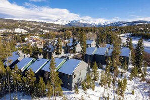 Exterior - 3 bedroom with private hot tub, walk to downtown (Winter Park)