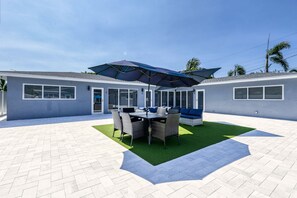 Outdoor dining - Sunshine Complex (Wilton Manors)
