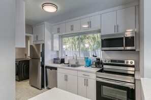 Fridge, microwave, oven, stovetop - Sunshine Complex (Wilton Manors)