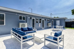 Outdoor dining - Sunshine Complex (Wilton Manors)