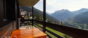 Exterior : Apartment on the lower ground floor of a building, for 4 people close to the hotel/restau