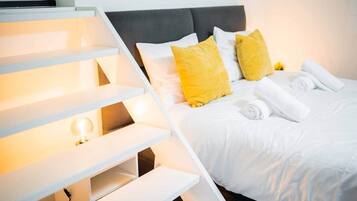 Tabla de planchar con plancha, wifi y ropa de cama