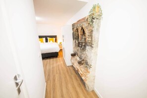 Tabla de planchar con plancha, wifi y ropa de cama 