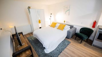 Iron/ironing board, WiFi, bed sheets