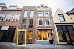 Une rangée de maisons de ville avec une entrée bien définie.