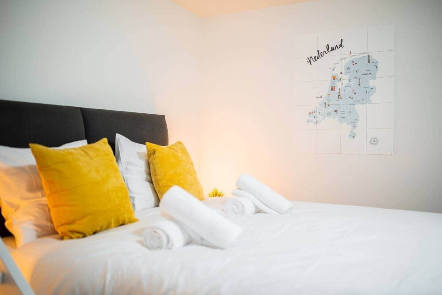 Een strijkplank/strijkijzer, wifi, beddengoed