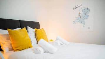 Een strijkplank/strijkijzer, wifi, beddengoed