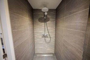 Douche, sèche-cheveux