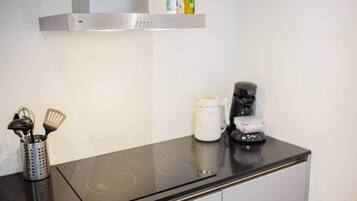 Jääkaappi, mikroaaltouuni, uuni, liesi